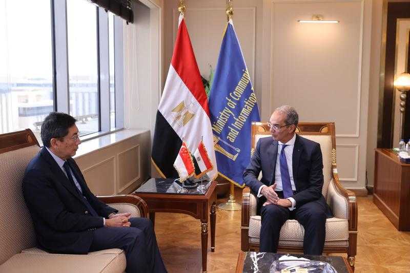 وزير الاتصالات يبحث مع سفير سنغافورة لدى مصر تعزيز التعاون بين البلدين